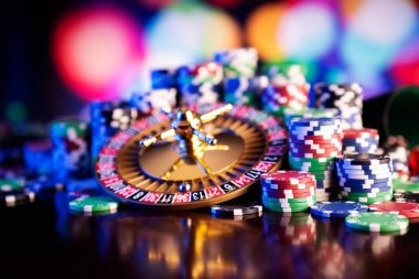 Three Card Poker dealer table on roktoto platform showing hand rankings
