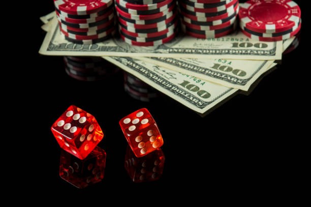 Live dealer revealing cards in Three Card Poker game on roktoto